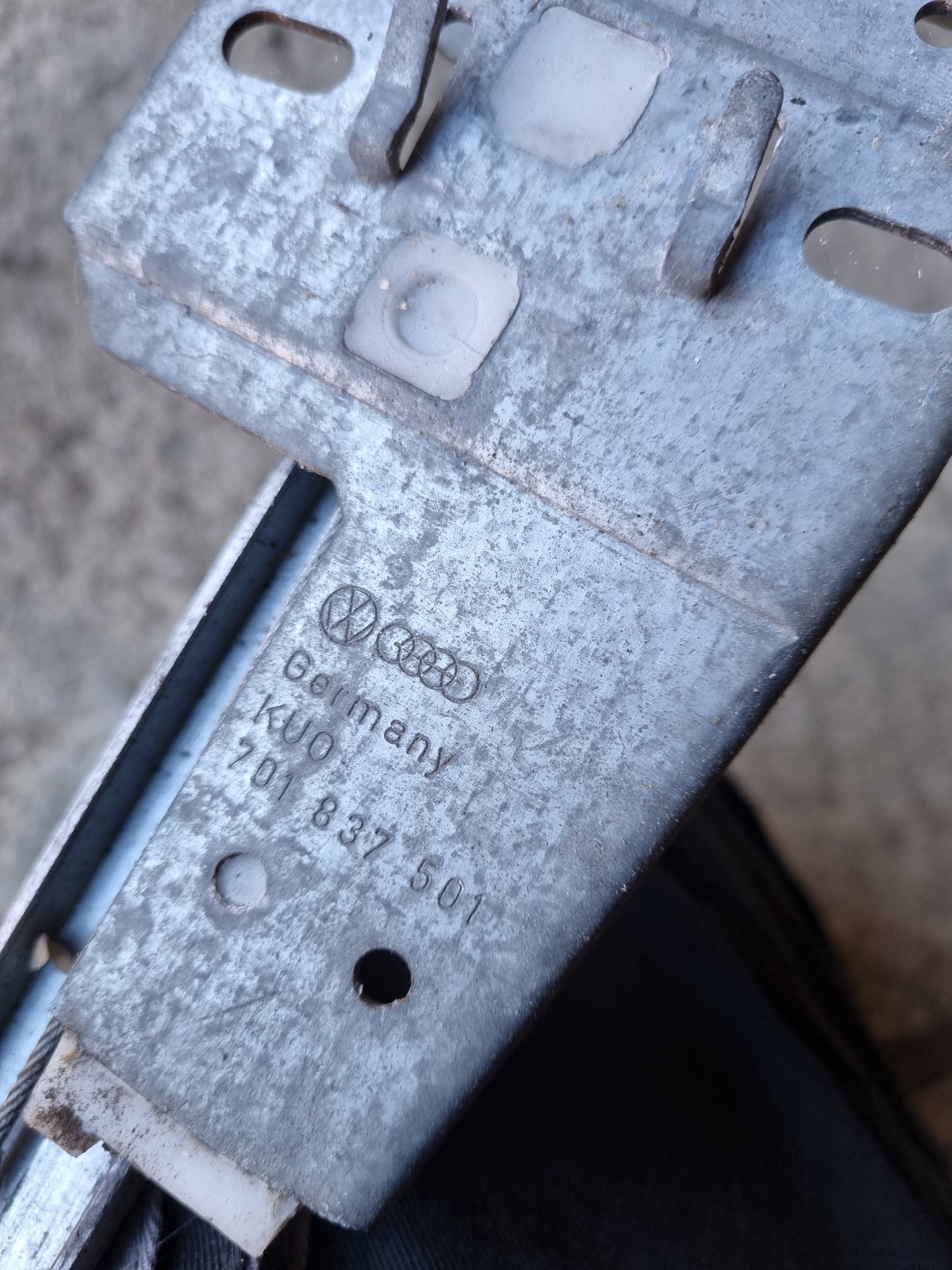 Genuine VW Early T4 Van FRONT WINDOW Winder LIFTER MECH Regulator KUO 701837501