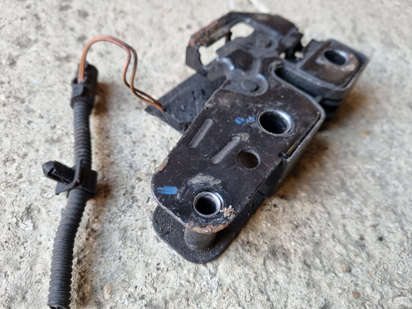 Volkswagen VW T5 Transporter Caravelle Campervan Bonnet Latch Catch 7H0823509