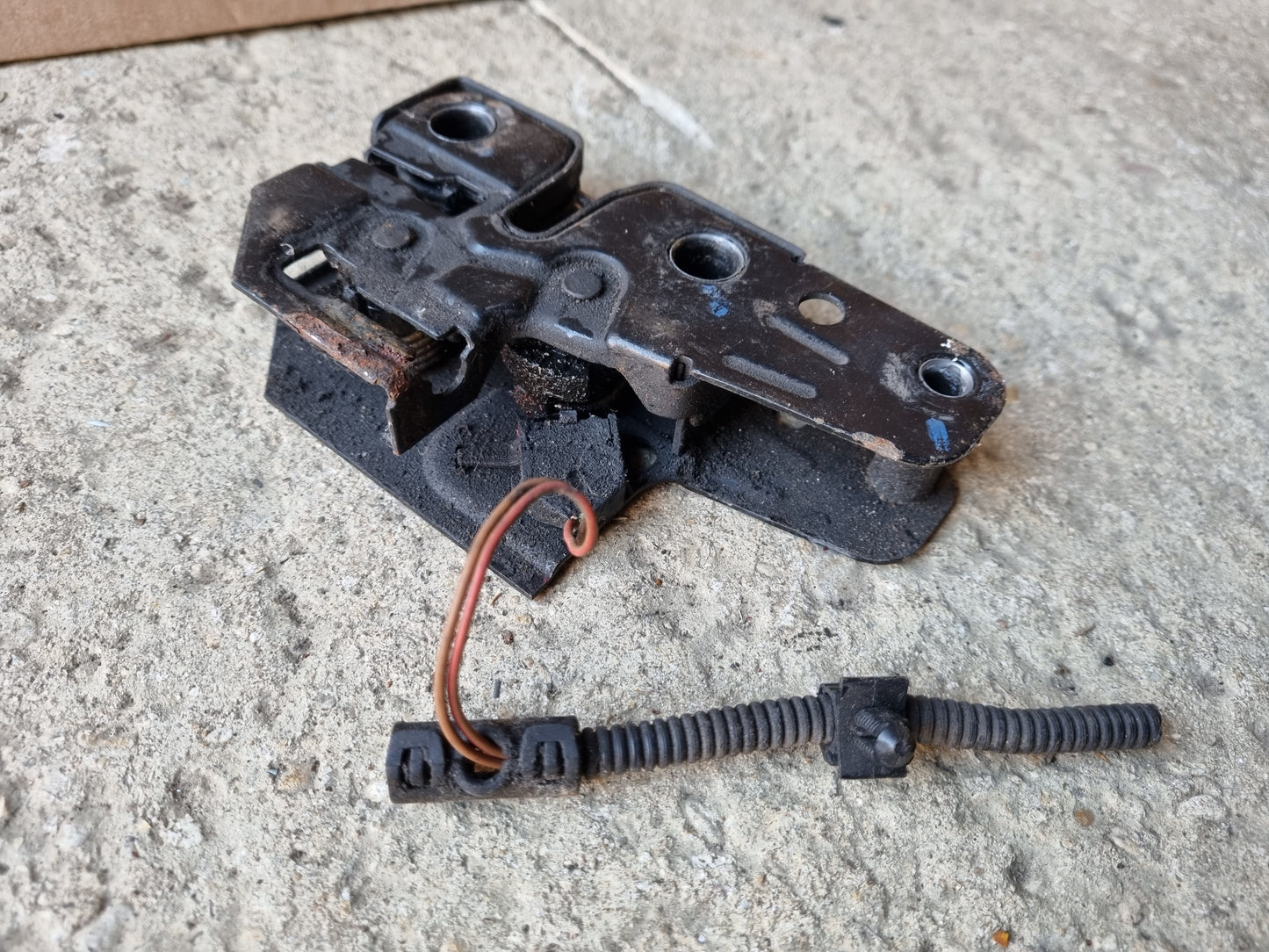 Volkswagen VW T5 Transporter Caravelle Campervan Bonnet Latch Catch 7H0823509