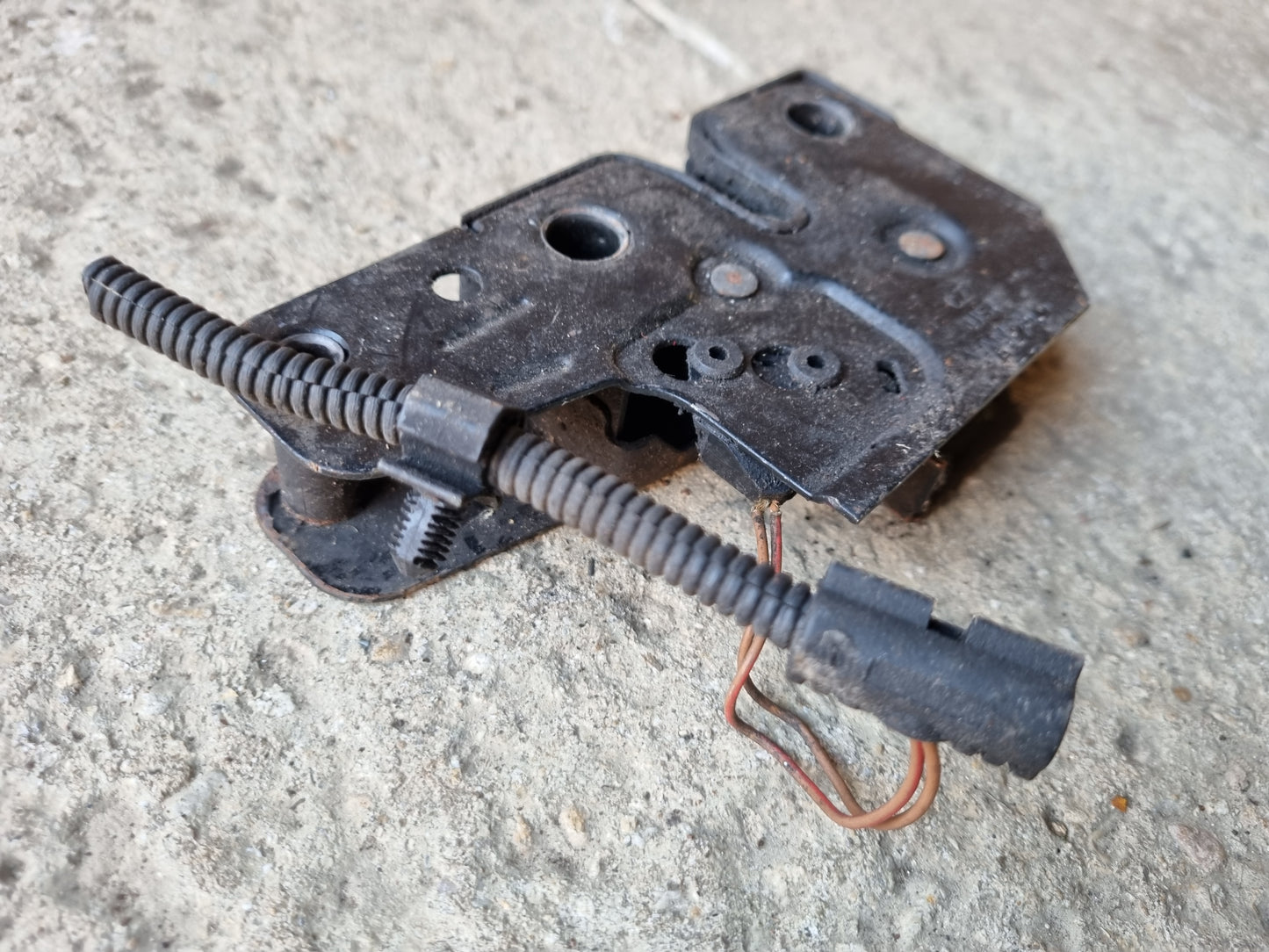 Volkswagen VW T5 Transporter Caravelle Campervan Bonnet Latch Catch 7H0823509
