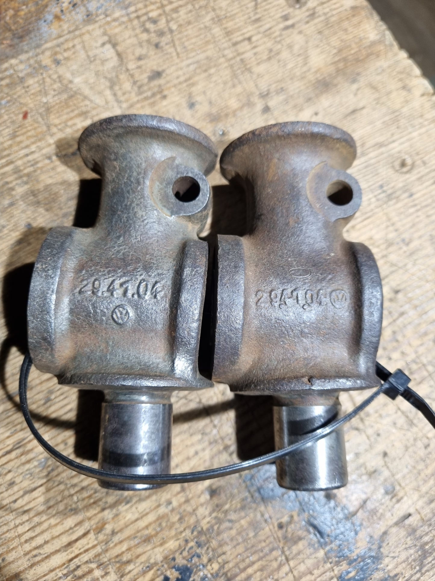 NOS VW split bus front axle spindle lower king pin pair 29 barndoor part number