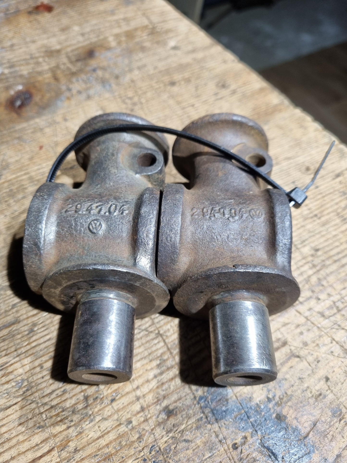 NOS VW split bus front axle spindle lower king pin pair 29 barndoor part number