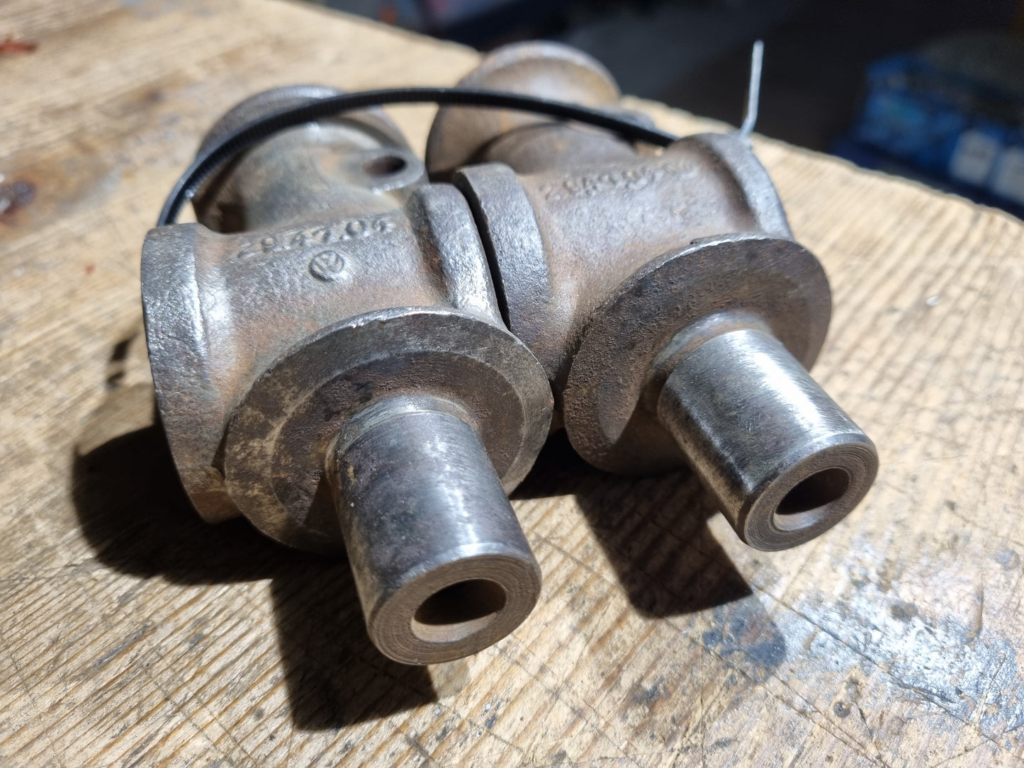 NOS VW split bus front axle spindle lower king pin pair 29 barndoor part number