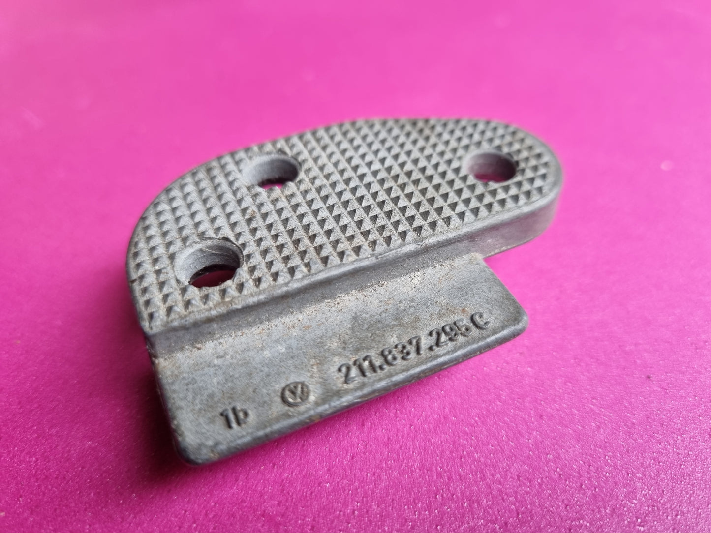 NOS VW Splitscreen van bus Front Cab Door Lock Striker Plate LEFT 211 837 295 C
