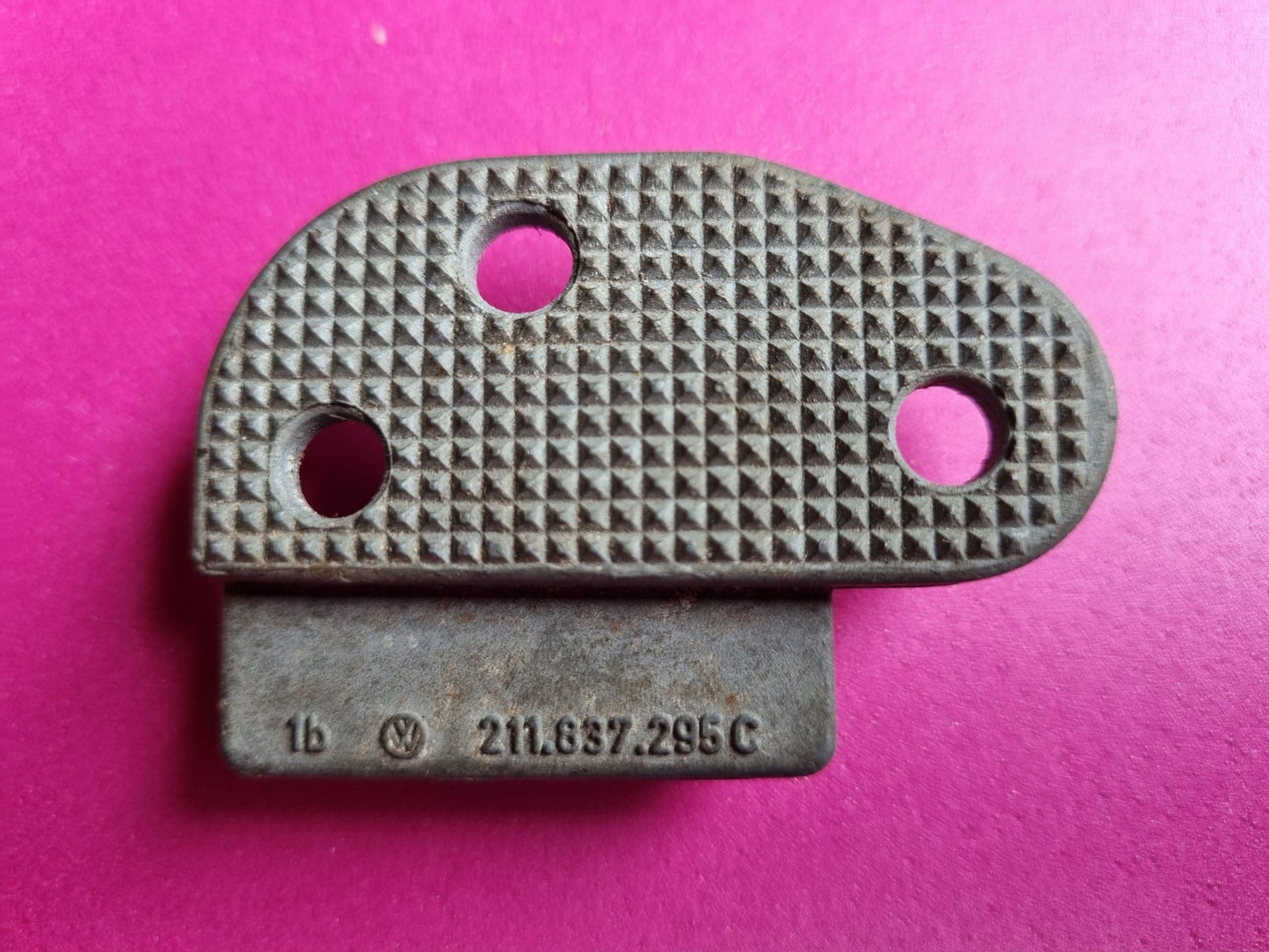 NOS VW Splitscreen van bus Front Cab Door Lock Striker Plate LEFT 211 837 295 C