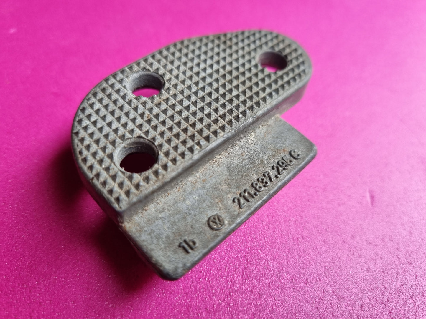 NOS VW Splitscreen van bus Front Cab Door Lock Striker Plate LEFT 211 837 295 C